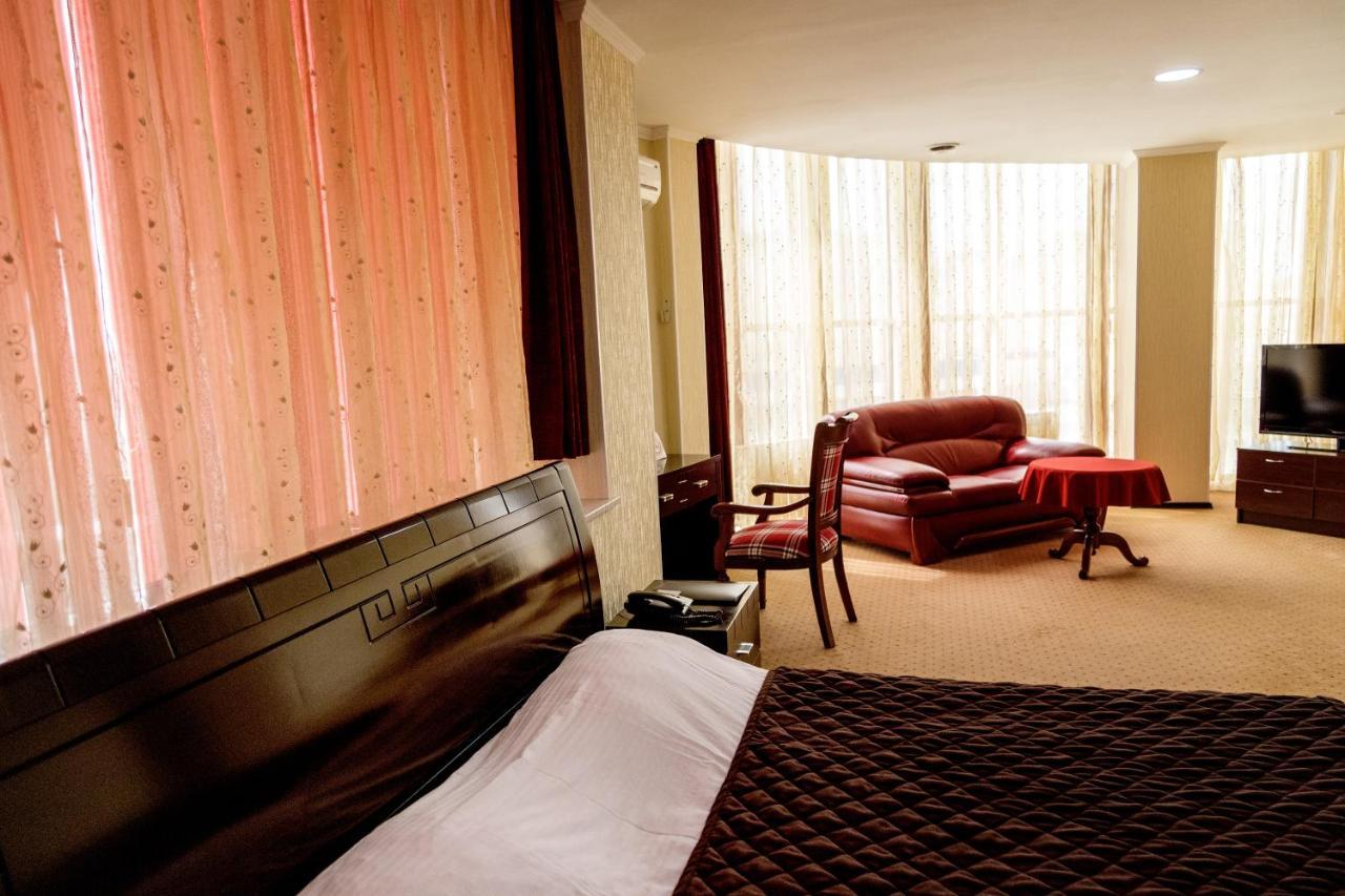 Golden Palace Aktau  Bagian luar foto